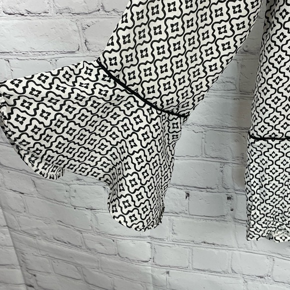 ANN TAYLOR LOFT Black White Geometric Print Bell Sleeve Keyhole Back Top XSmall - Picture 3 of 7